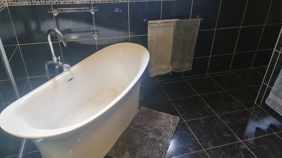 5 Bedroom Property for Sale in Protea Park North West